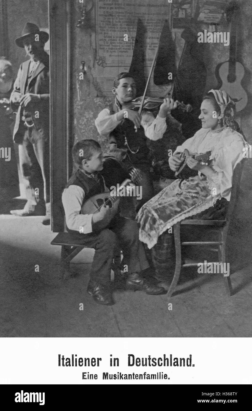 An Italian family of musicians in Germany, 1907 Stock Photo