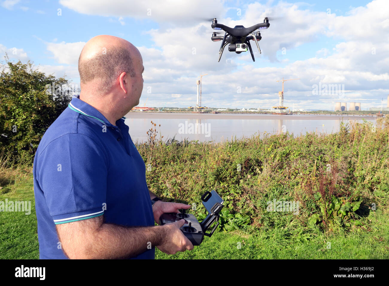 Man flying 3DR RTF X8 drone, near River Mersey, Runcorn, Merseyside, England, UK Stock Photo