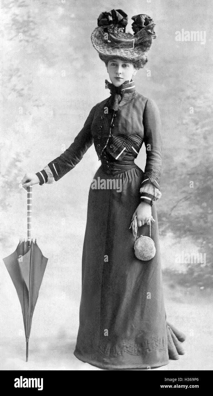 Womens fashion 1900 hi-res stock photography and images - Alamy