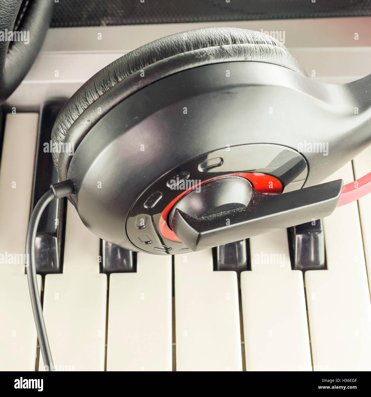 headphones on electric piano keyboard Stock Photo Alamy