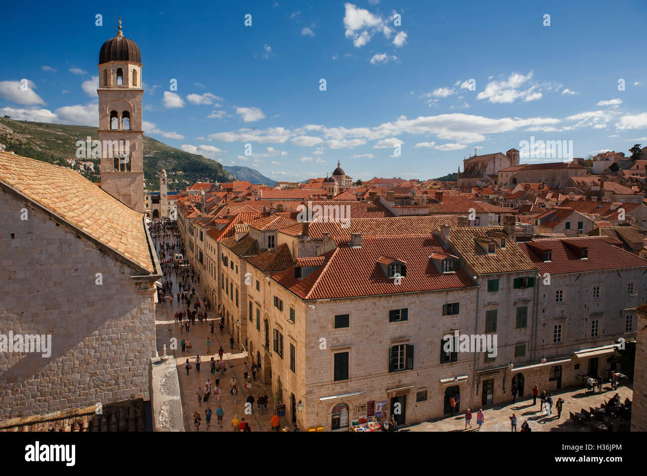 Il punto di vista di colpo di pavimento con straccio da corda mop Foto  stock - Alamy