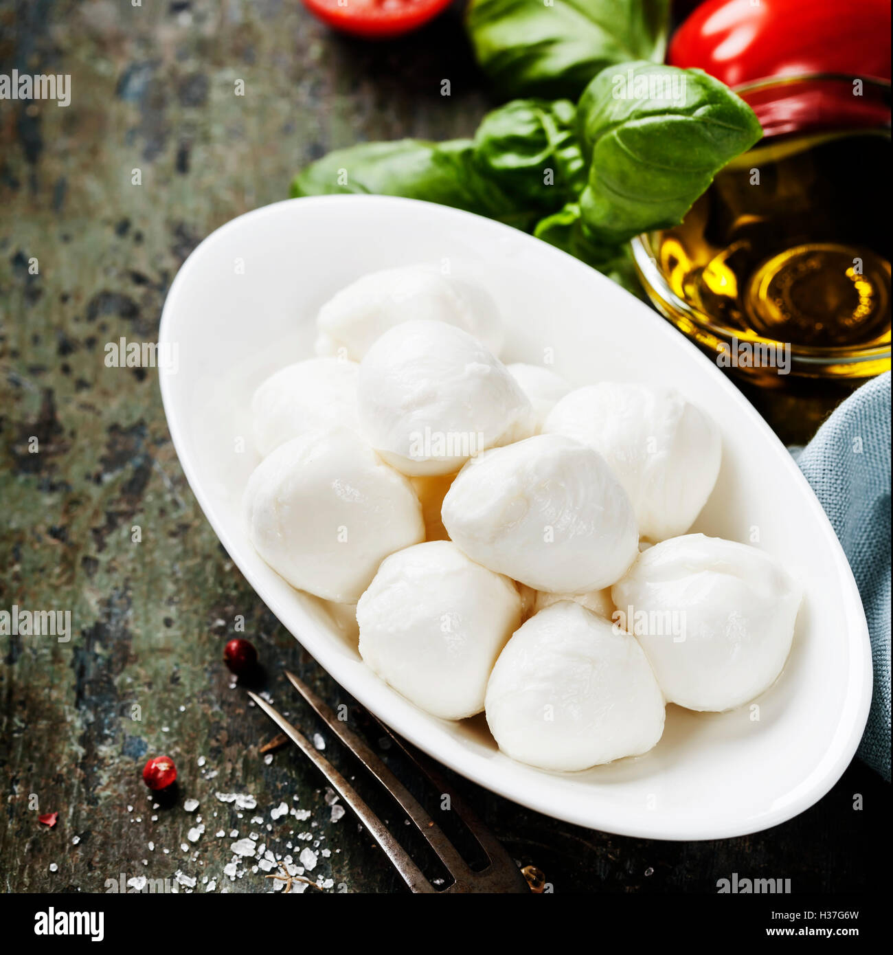 Mozzarella with tomatos and basil leaves Stock Photo - Alamy