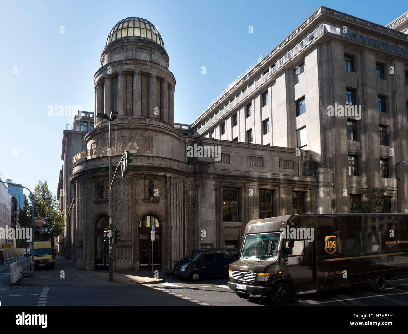 Administrative Building Of The Commerzbank Dusseldorf Stock Photo Alamy