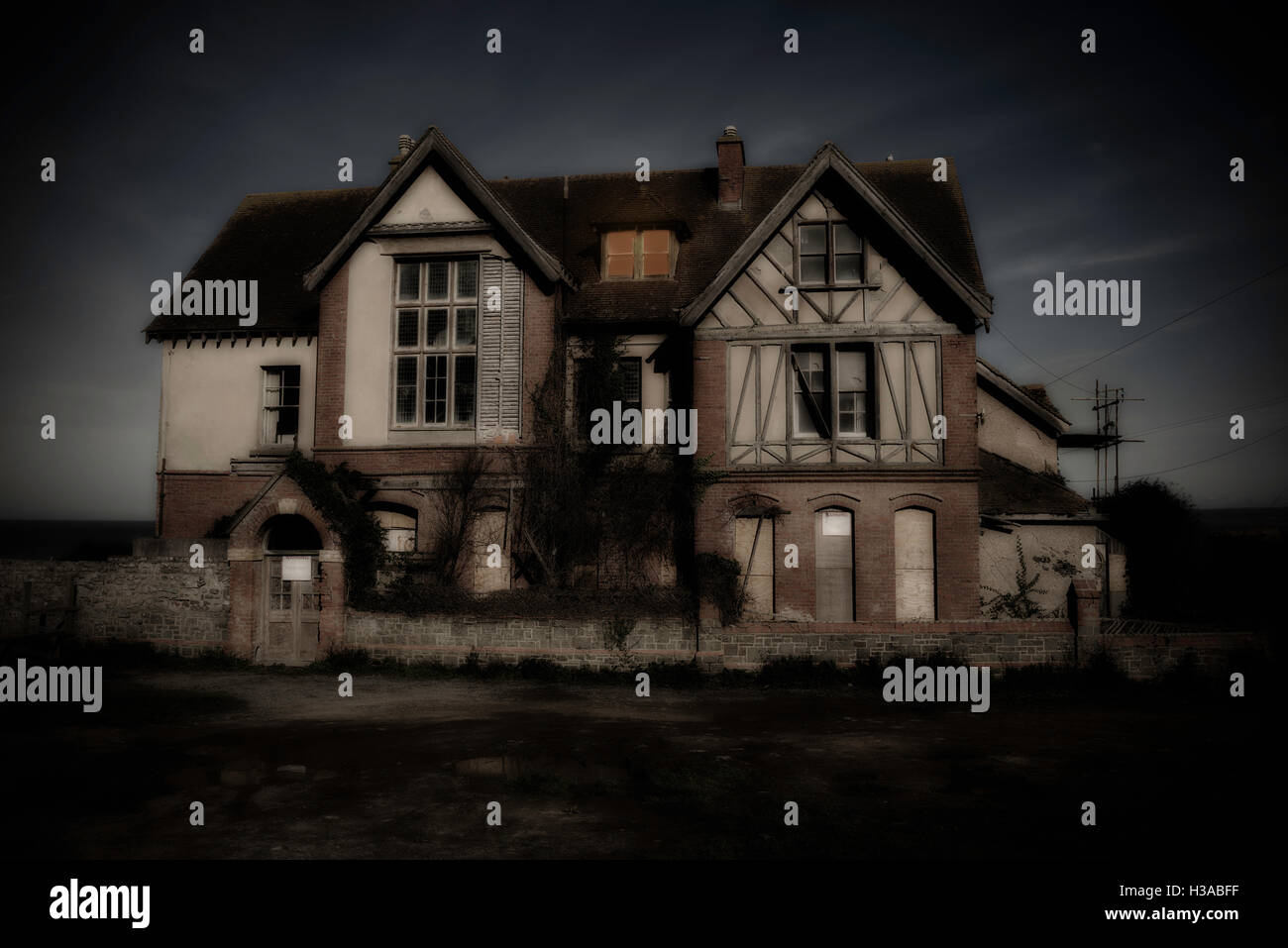 A creepy derelict and haunted looking house Stock Photo