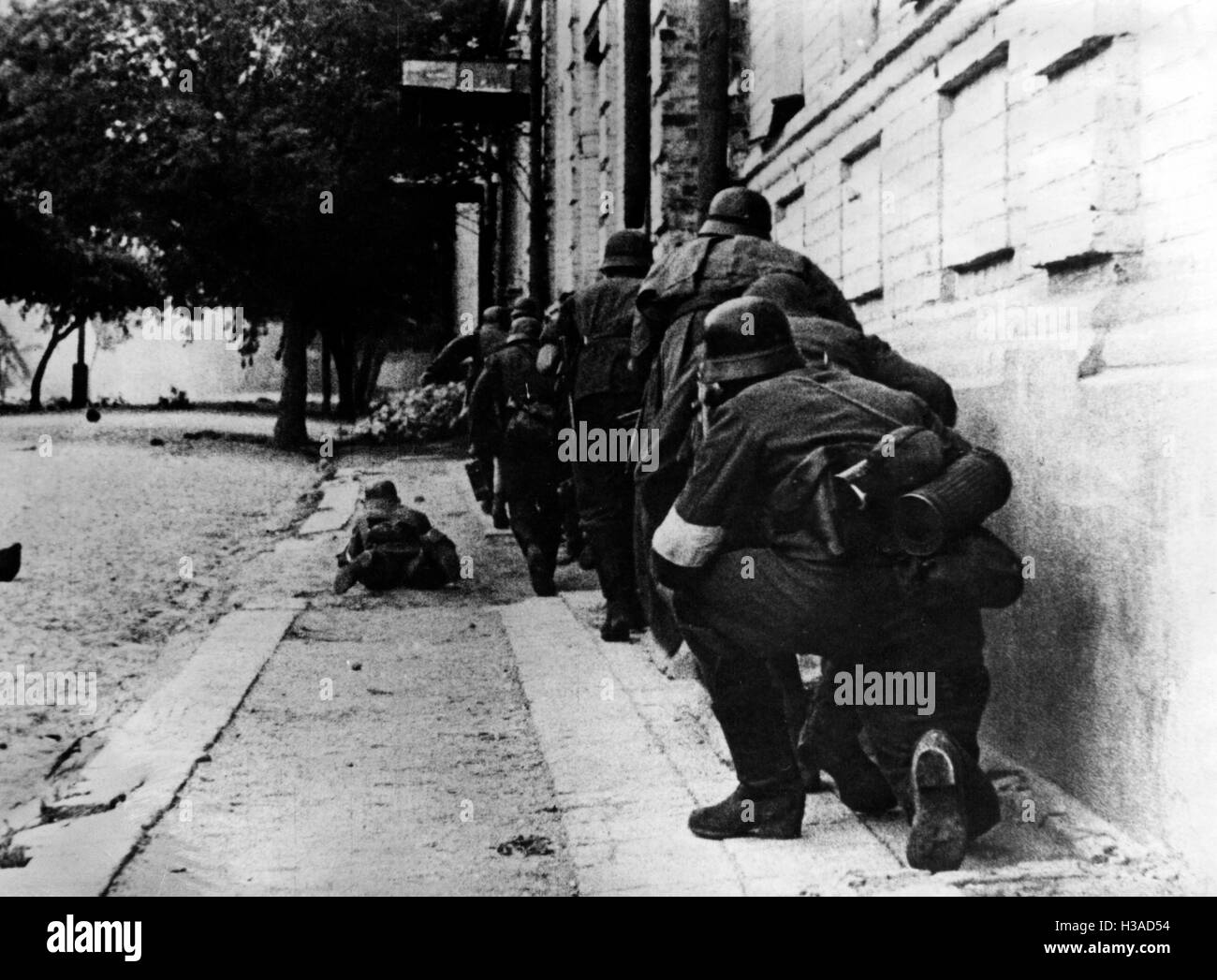 German Infantrymen during a street fighting at Smolensk, 1941 Stock Photo
