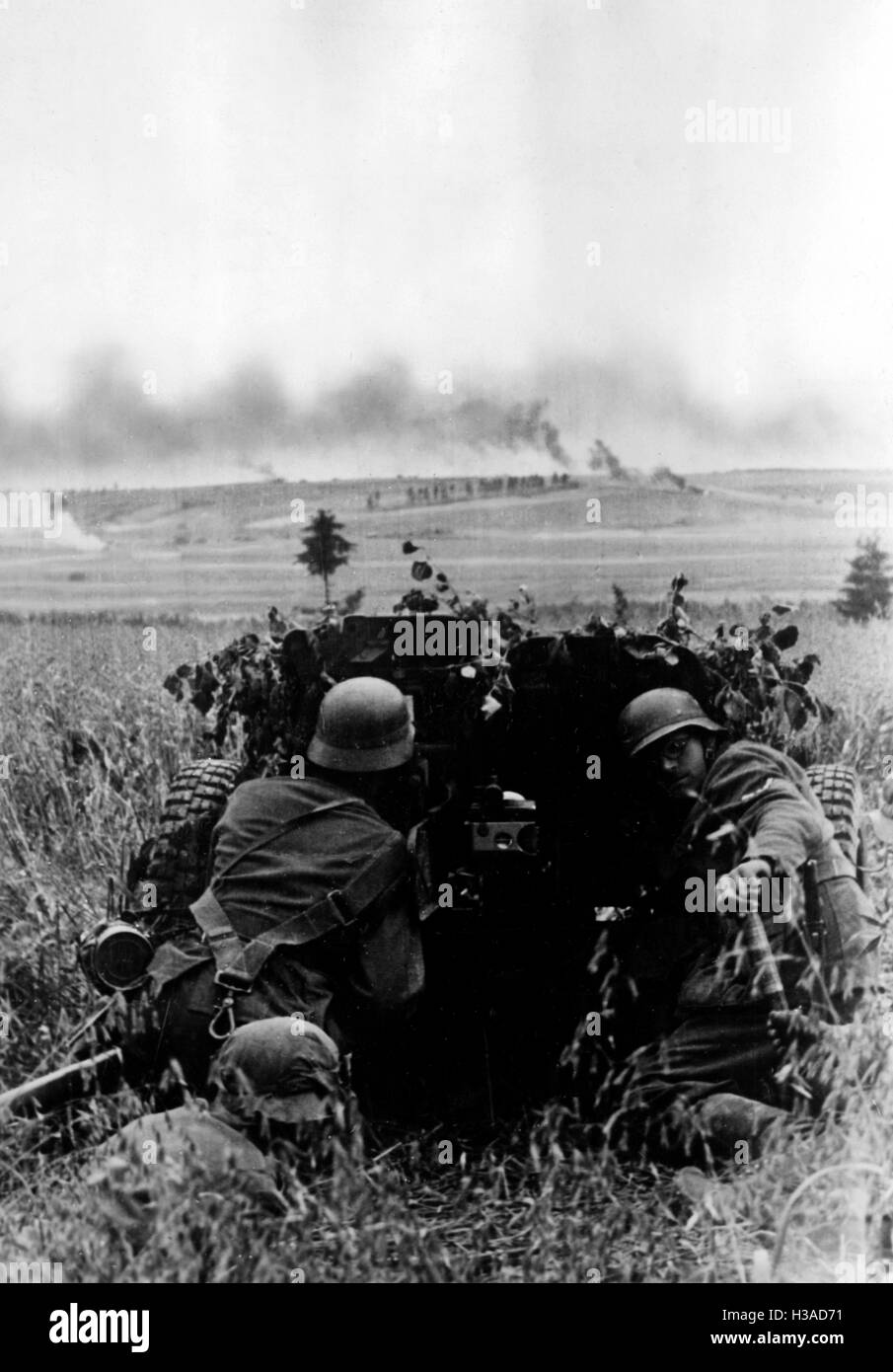 German anti-tank gun during a battle at Smolensk, 1941 Stock Photo