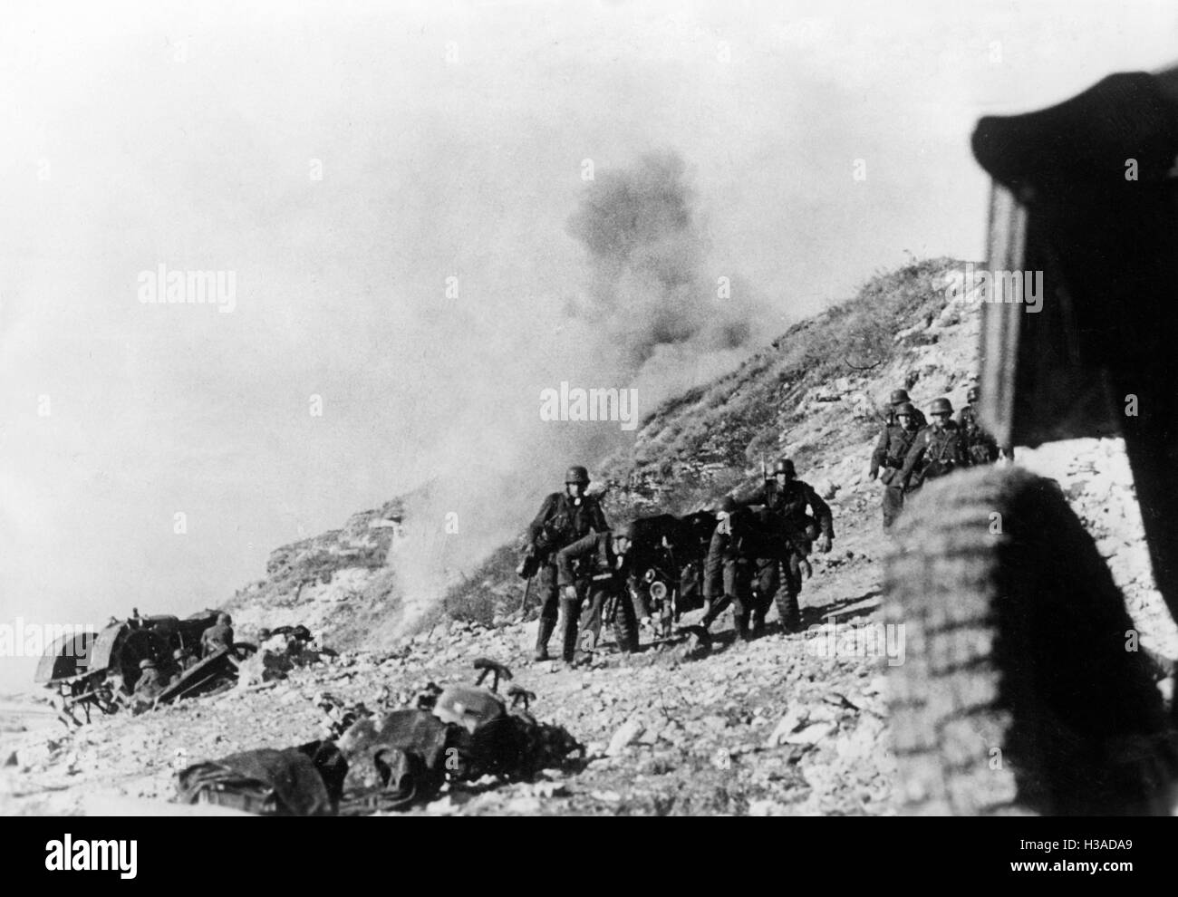 German infantry under artillery fire on the Dnieper, 1941 Stock Photo