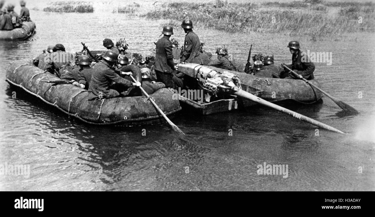 German assault boat on the Dnieper 1941 Stock Photo