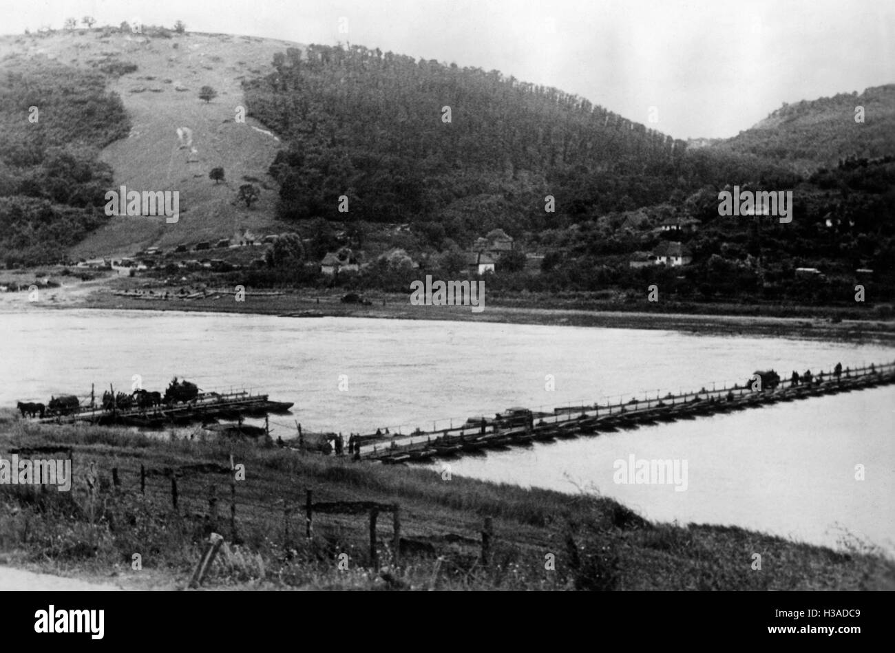 German pontoon bridge over the Dniester, 1941 German artillery during the advance to the Dniester, 1941 Stock Photo