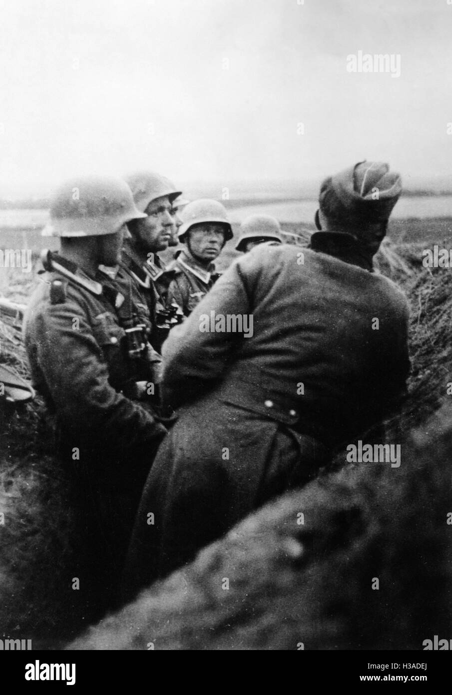 Platoon leader instructs noncommissioned officers on the Eastern Front, 1941 Stock Photo