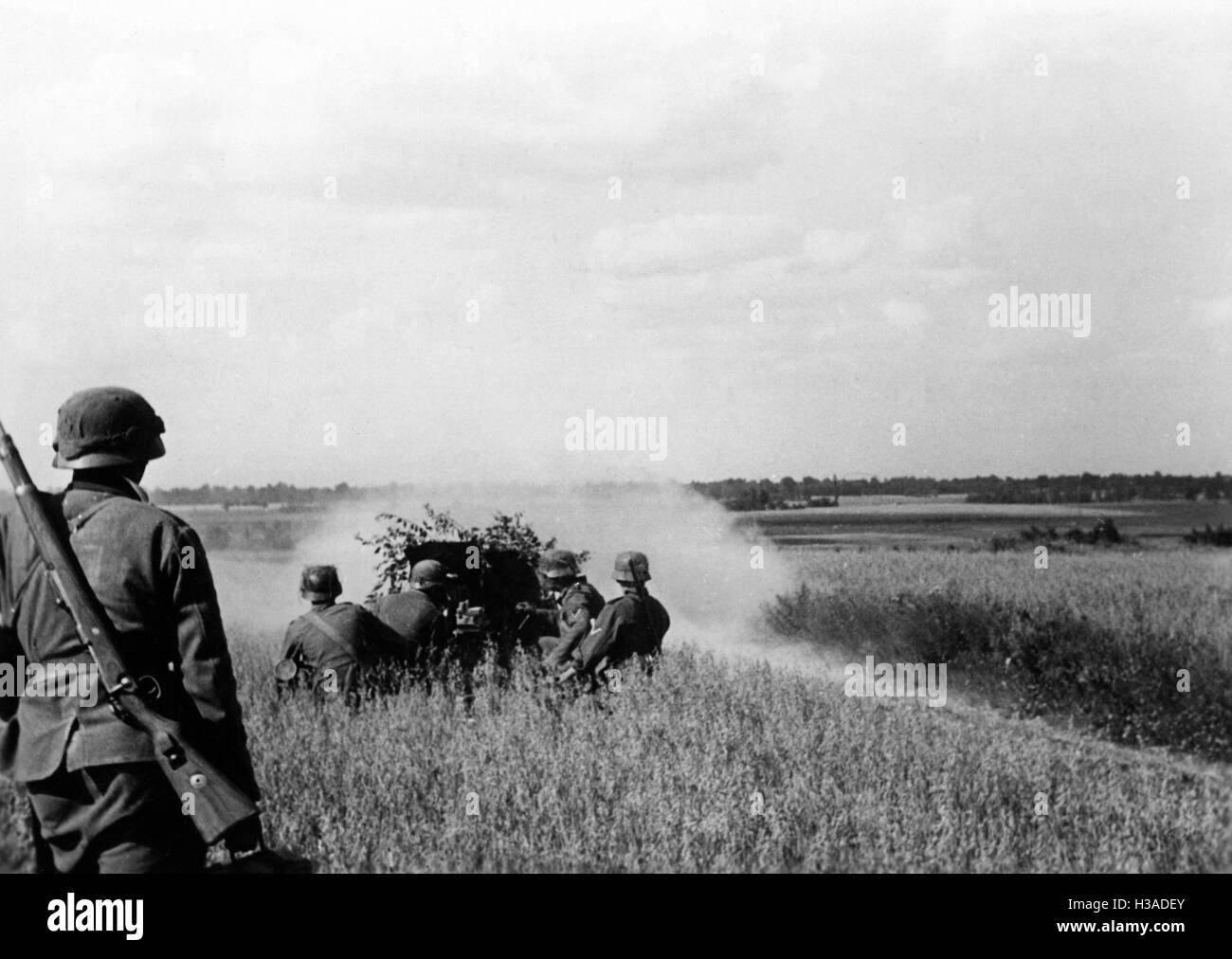 German anti-tank gun in action on the Eastern Front, 1941 Stock Photo