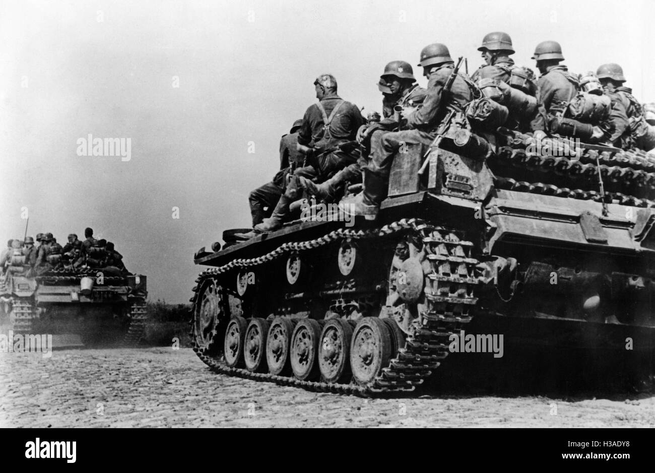 German infantrymen at an assault gun on the Eastern Front, 1941 Stock Photo