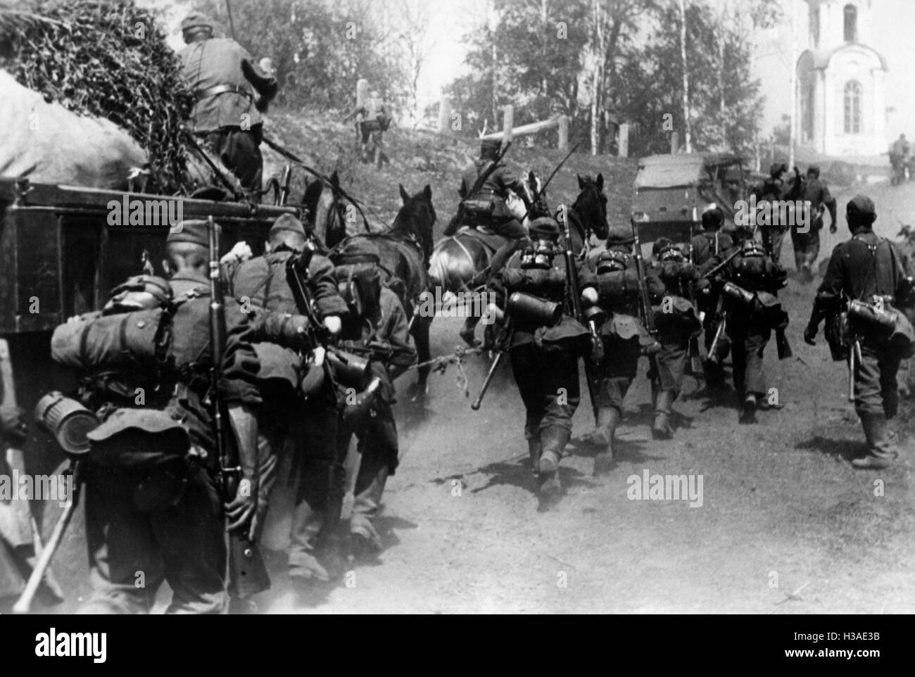 German infantry advancing on the Eastern Front, 1941 Stock Photo - Alamy