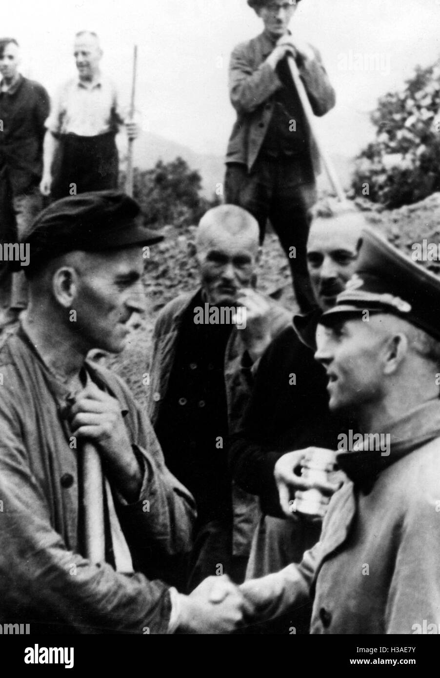 Gauleiter Gustav Simon and construction workers on the Western Front, 1944 Stock Photo