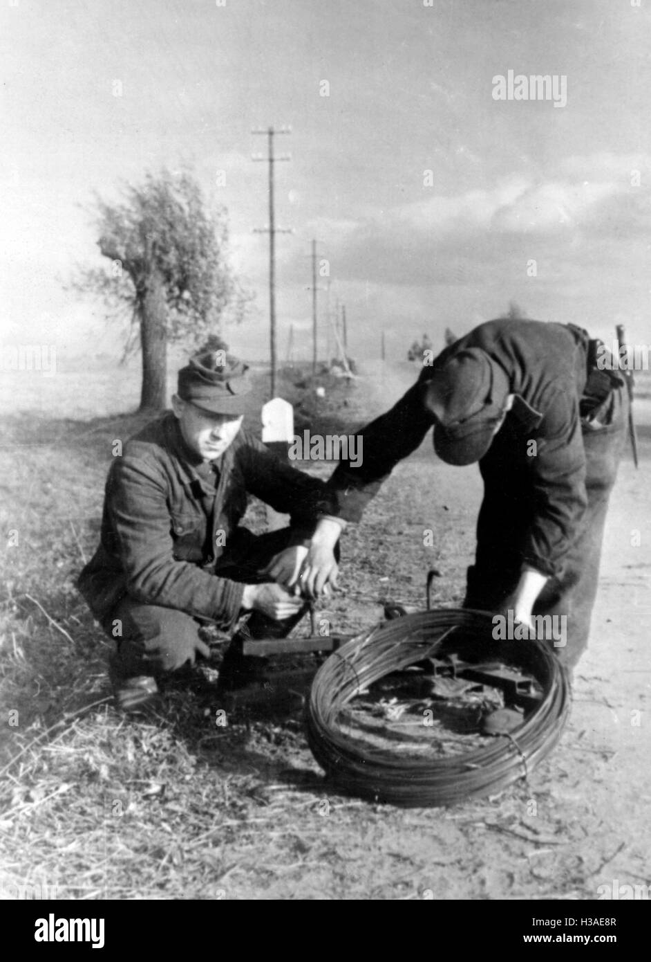 German soldiers collect copper wire on the Eastern Front, 1943 Stock Photo