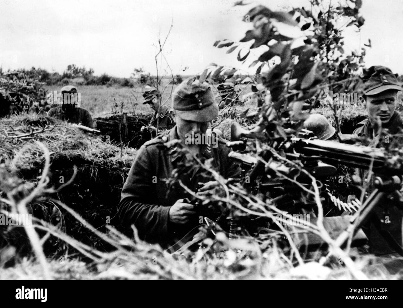 Machine gun position of a Luftwaffe field division on the Eastern Front, 1944 Stock Photo