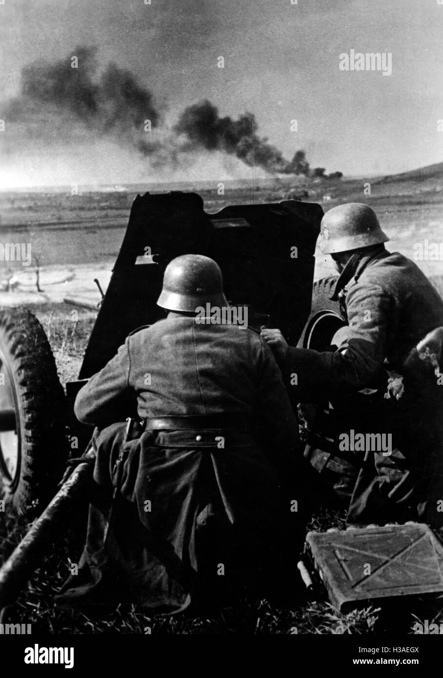 German infantrymen with gun at the Donetsk Front May 1942 Stock Photo