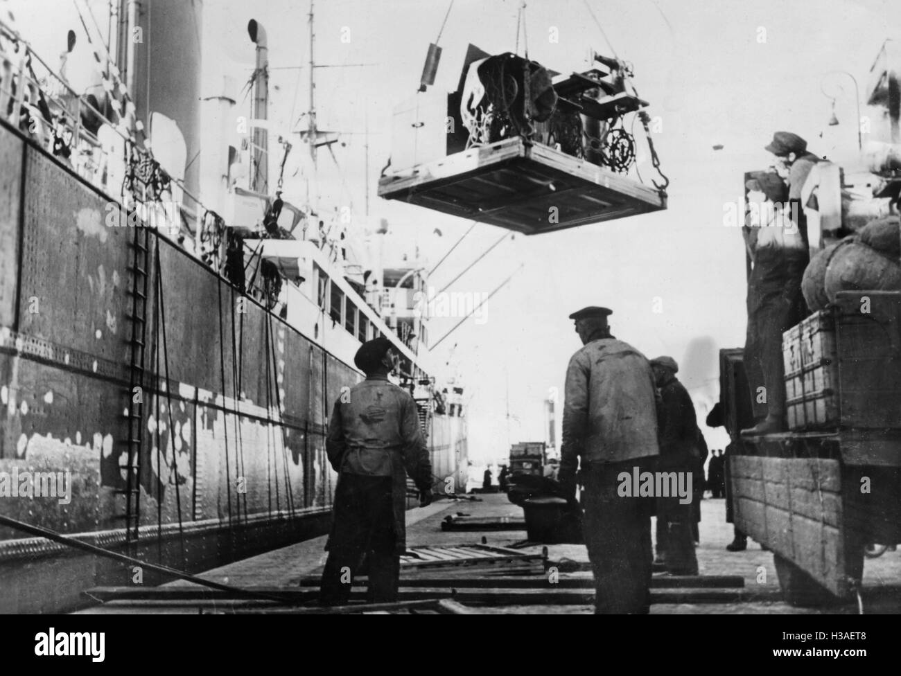 Ship unloading during the resettlement of Baltic Germans, 1939 Stock Photo