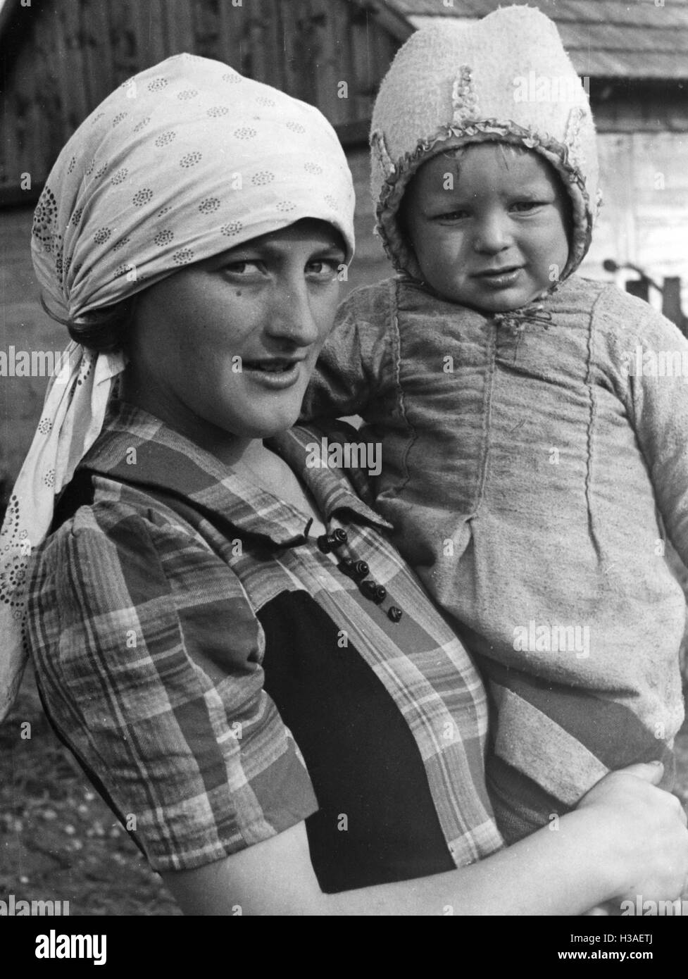Volhynian German peasant woman with daughter in Litzmannstadt, 1940 Stock Photo