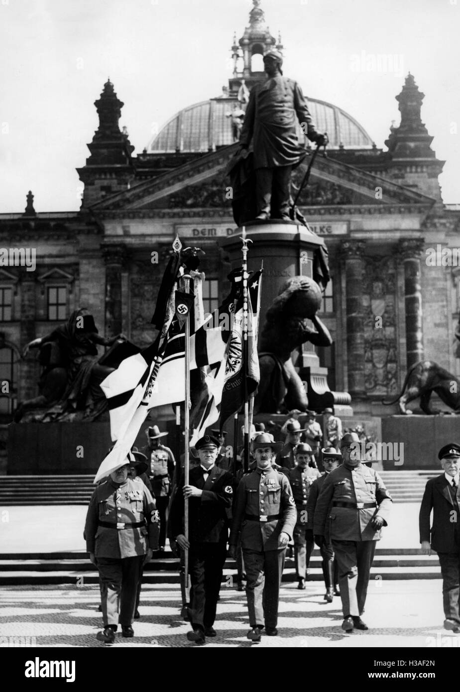 Reichskolonialbund at the Bismarck monument in Berlin, 1935 Stock Photo