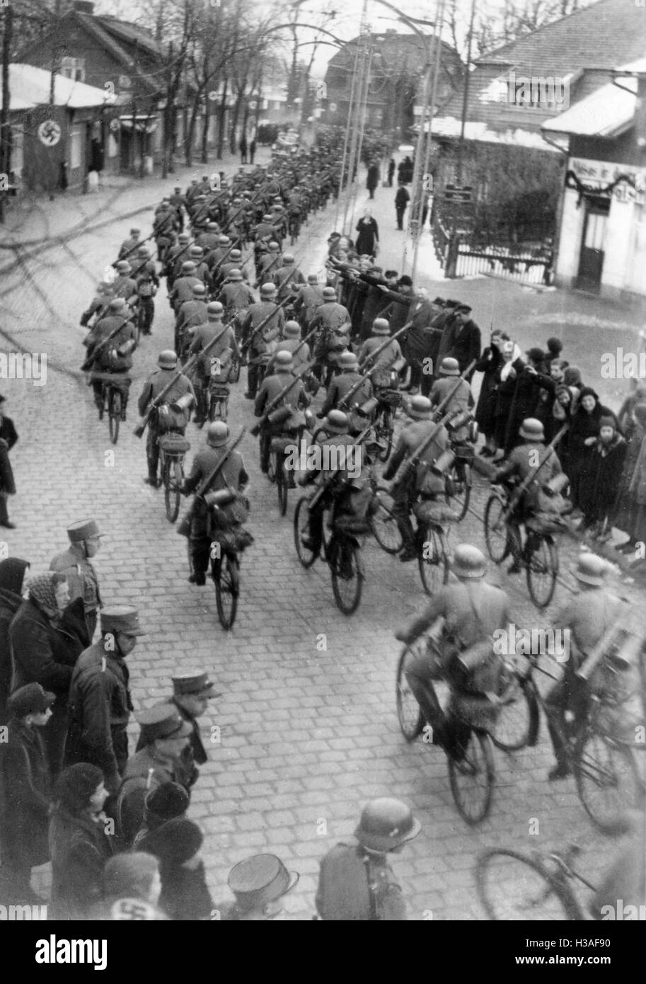 The Radfahr-Abteilung 1 of the Wehrmacht marches into Memelland, 1939 Stock Photo