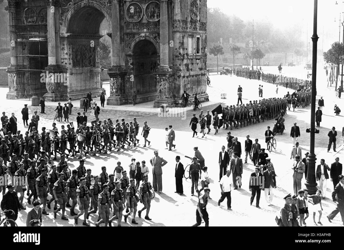 Hitler Youth group at the Arch of Constantine in Rome, 1936 Stock Photo