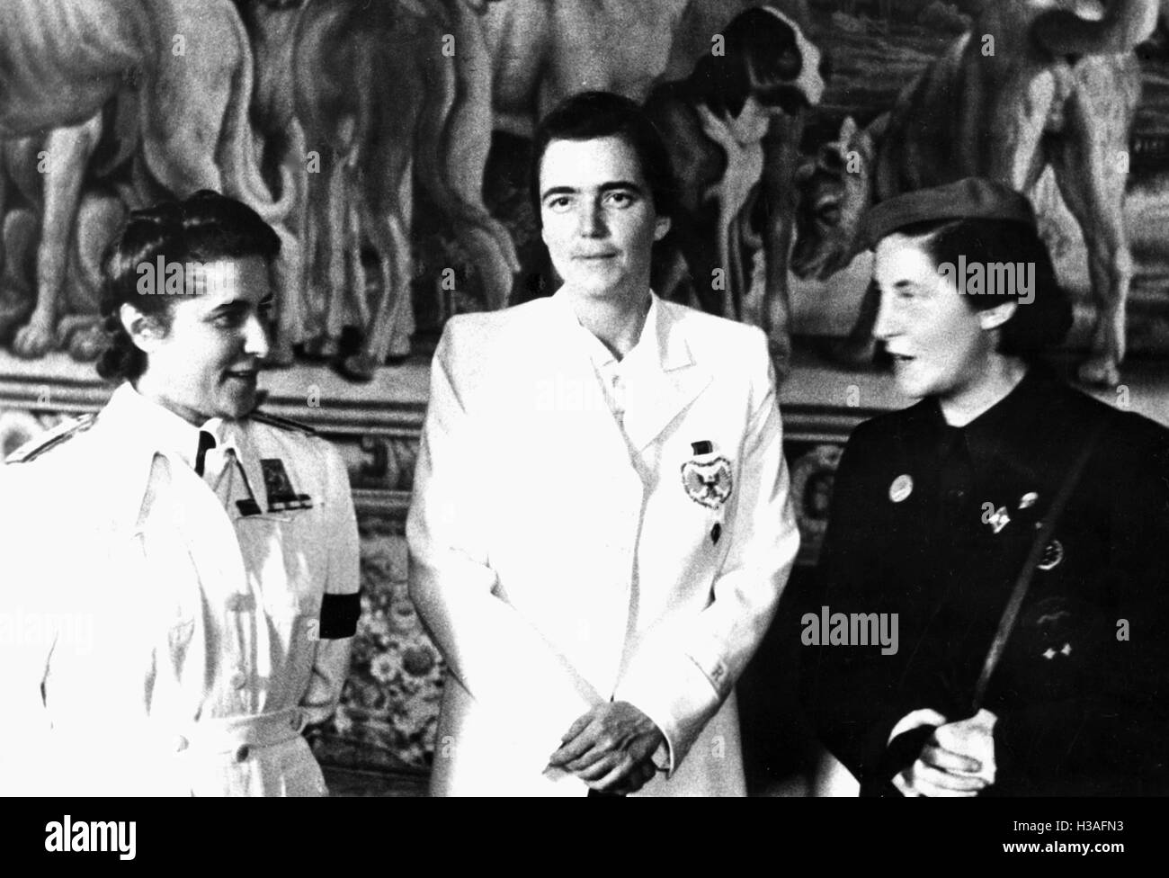 Kirsten Salp-Volp, Jutta Ruediger and Pilar Primo de Rivera in Vienna, 1942 Stock Photo