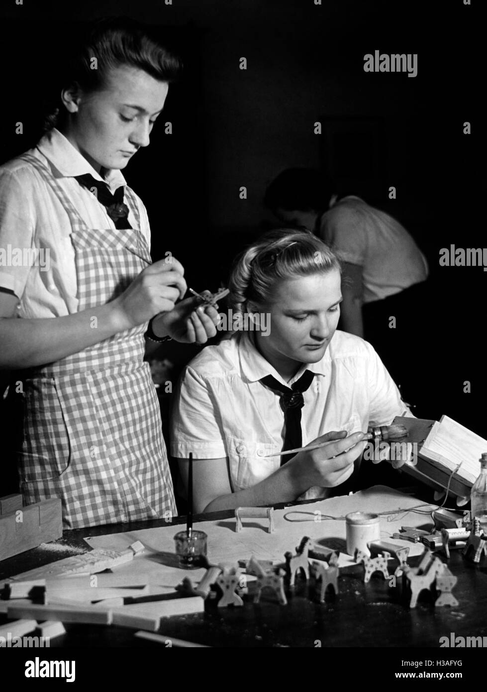 BDM members tinker for the NSV, 1939 Stock Photo