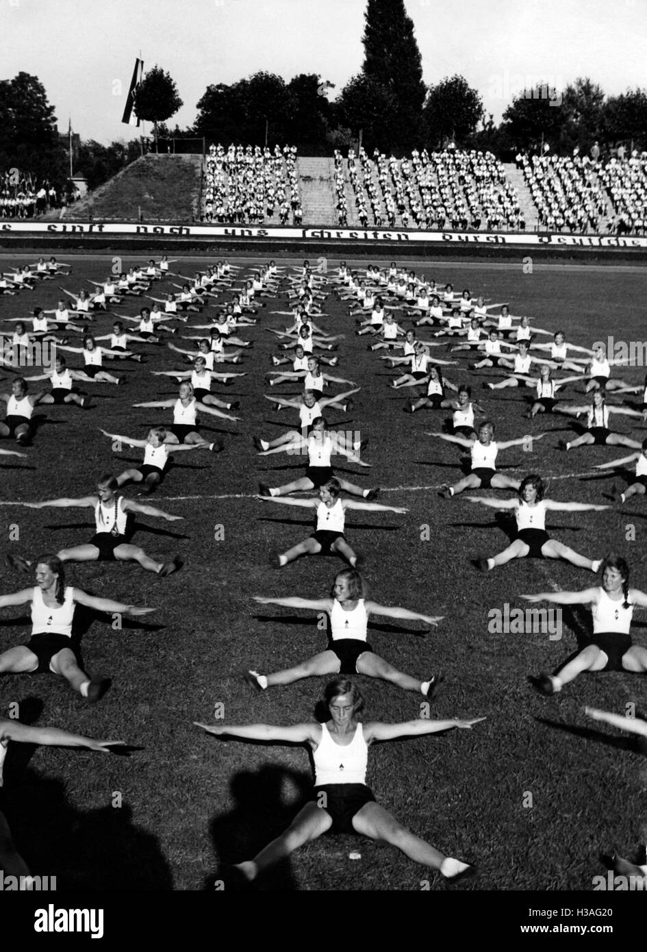 Reich Sports Festival Of The BDM In Berlin 1935 Stock Photo Alamy reich-sports-festival-of-the-bdm-in-berlin-1935-stock-photo-alamy