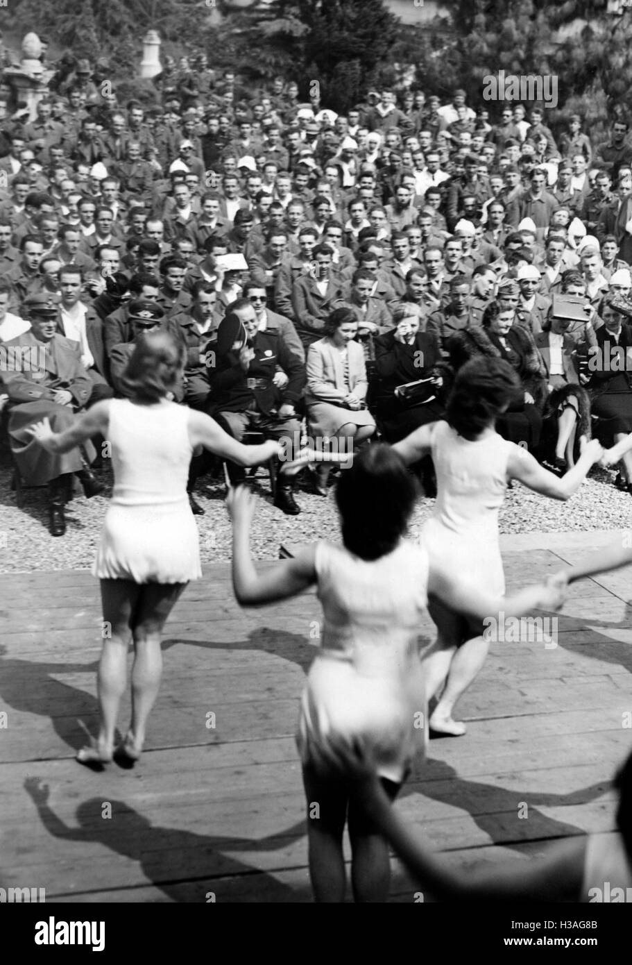 Performance of the BDM-Werk Glaube und Schoenheit (BDM-Work, Faith and Beauty Society) in Milan, 1941 Stock Photo