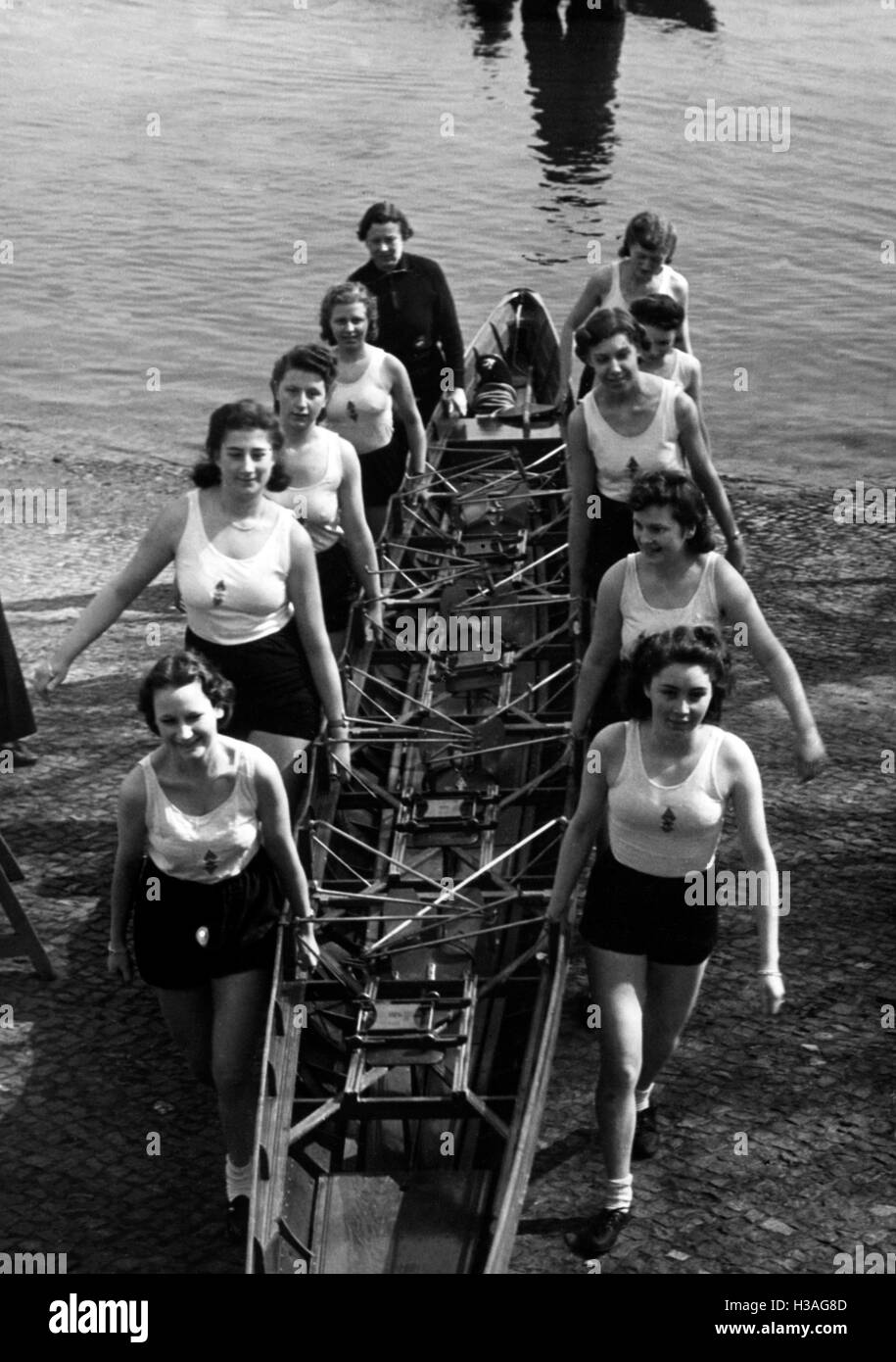 Members of the BDM-Werk Glaube und Schoenheit (BDM-Work, Faith and Beauty Society) while rowing, 1940 Stock Photo