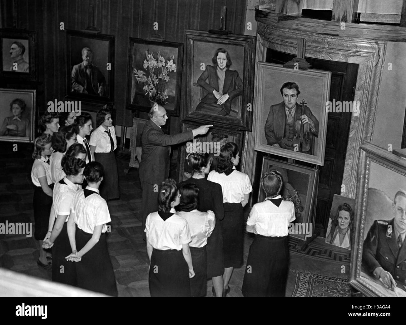 Members of the BDM-Werk Glaube und Schoenheit (BDM-Work, Faith and Beauty Society) visit the painter Hollstein, Berlin 1941 Stock Photo