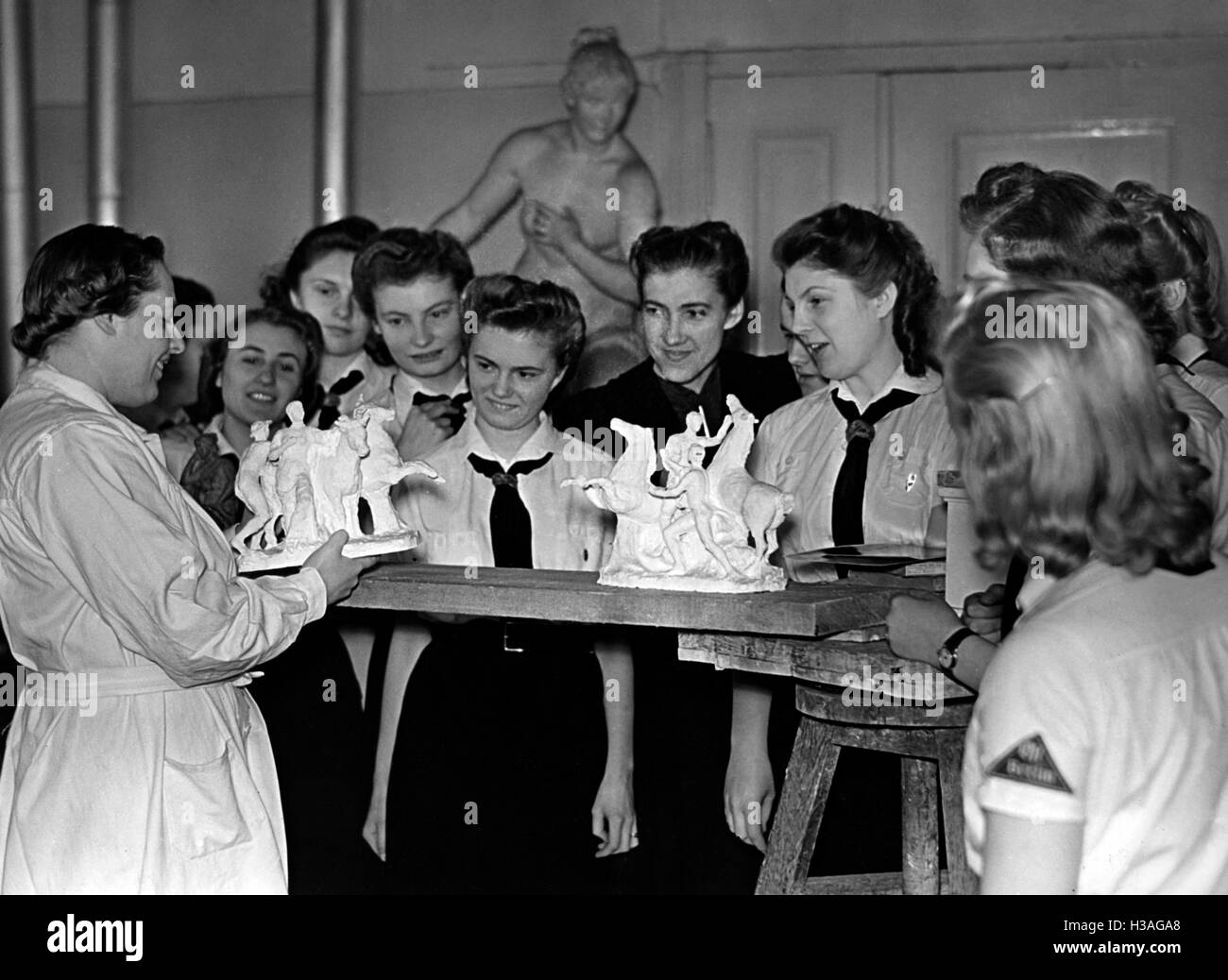 Members of the BDM-Werk Glaube und Schoenheit (BDM-Work, Faith and Beauty Society) visit Hanna Cauer, 1941 Stock Photo