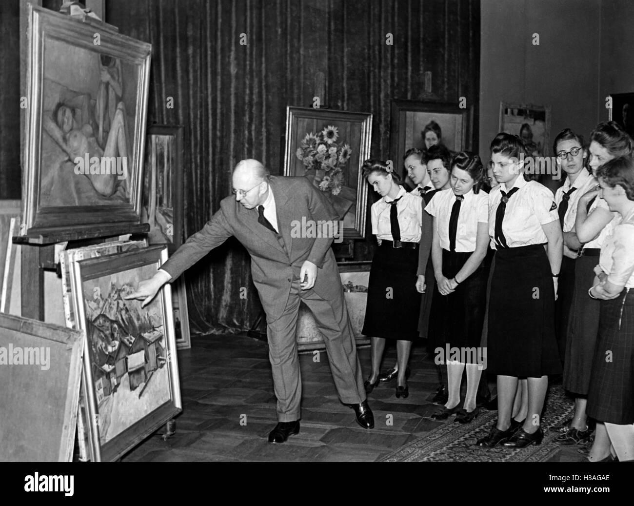 Members of the BDM-Werk Glaube und Schoenheit (BDM-Work, Faith and Beauty Society) visit a painter, 1941 Stock Photo