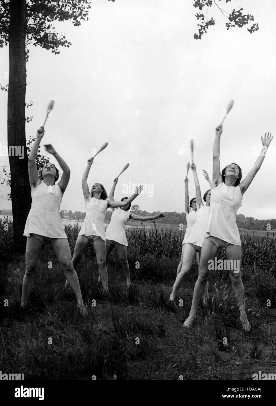 BDM-Werk Glaube und Schoenheit (BDM-Work, Faith and Beauty Society) doing sports exercises, 1939 Stock Photo