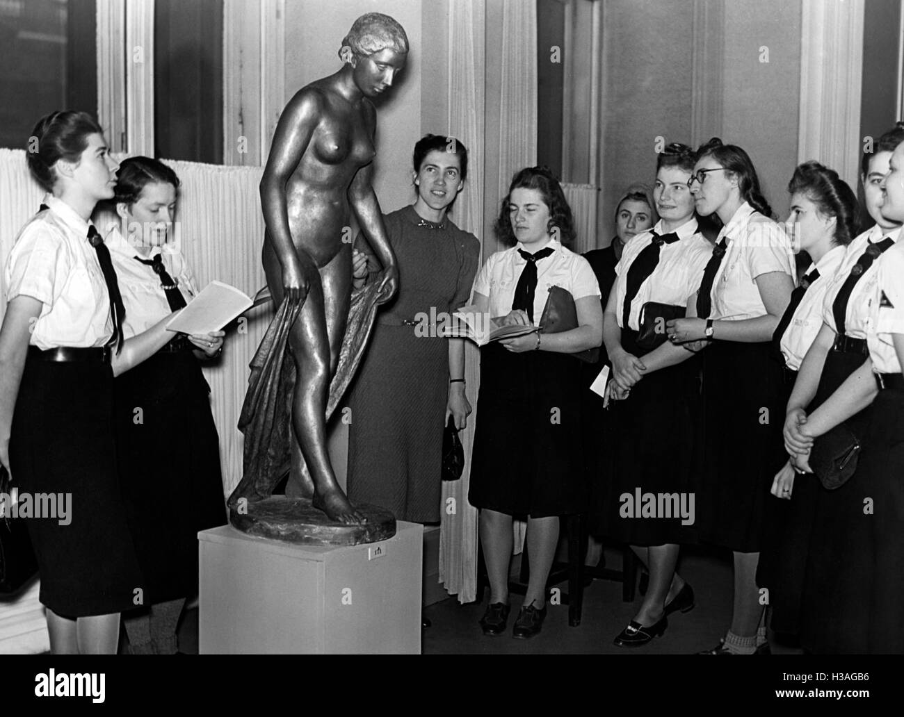 Members of the BDM-Werk Glaube und Schoenheit (BDM-Work, Faith and Beauty Society) visiting an art exhibition of the NSV, Stock Photo