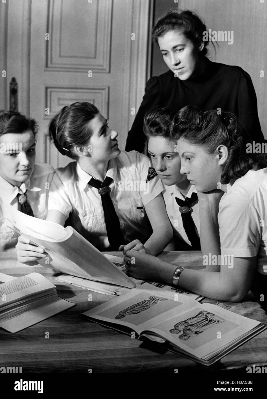 Members of the BDM-Werk Glaube und Schoenheit (BDM-Work, Faith and Beauty Society) during a social evening, 1941 Stock Photo