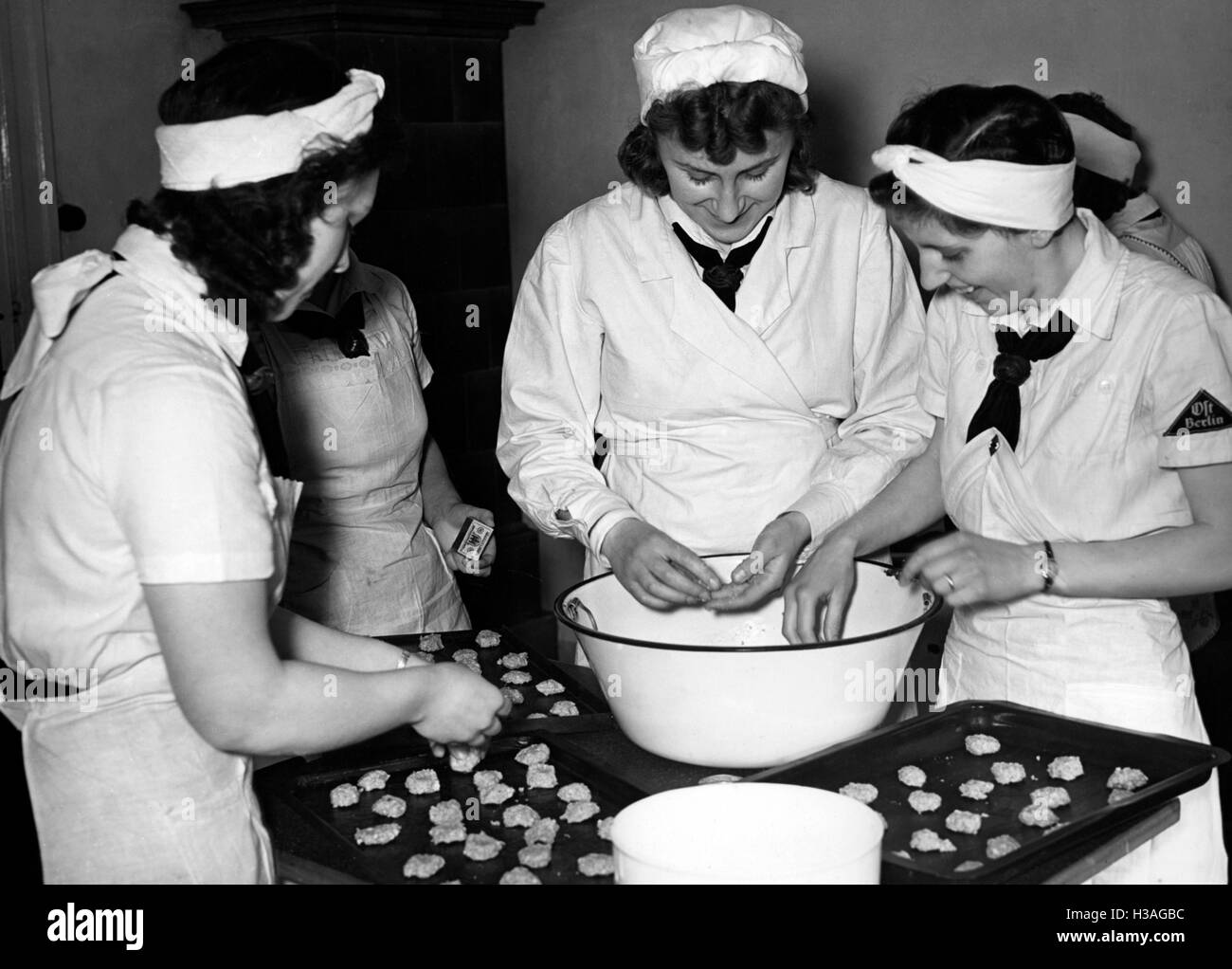 Members of the BDM-Werk Glaube und Schoenheit (BDM-Work, Faith and Beauty Society) when baking, 1941 Stock Photo
