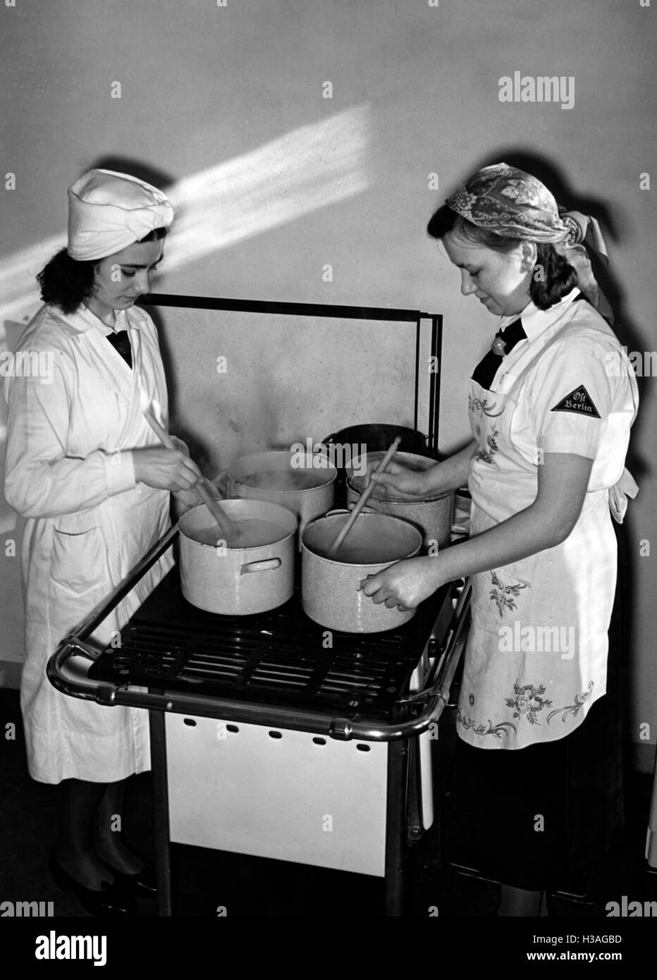 Members of the BDM-Werk Glaube und Schoenheit (BDM-Work, Faith and Beauty Society) when baking, Berlin 1941 Stock Photo