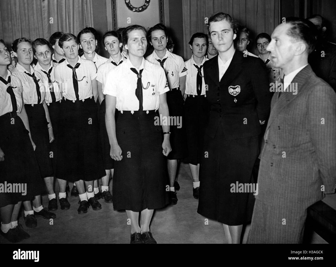 Joseph Goebbels and Jutta Ruediger welcome BDM members, 1940 Stock Photo