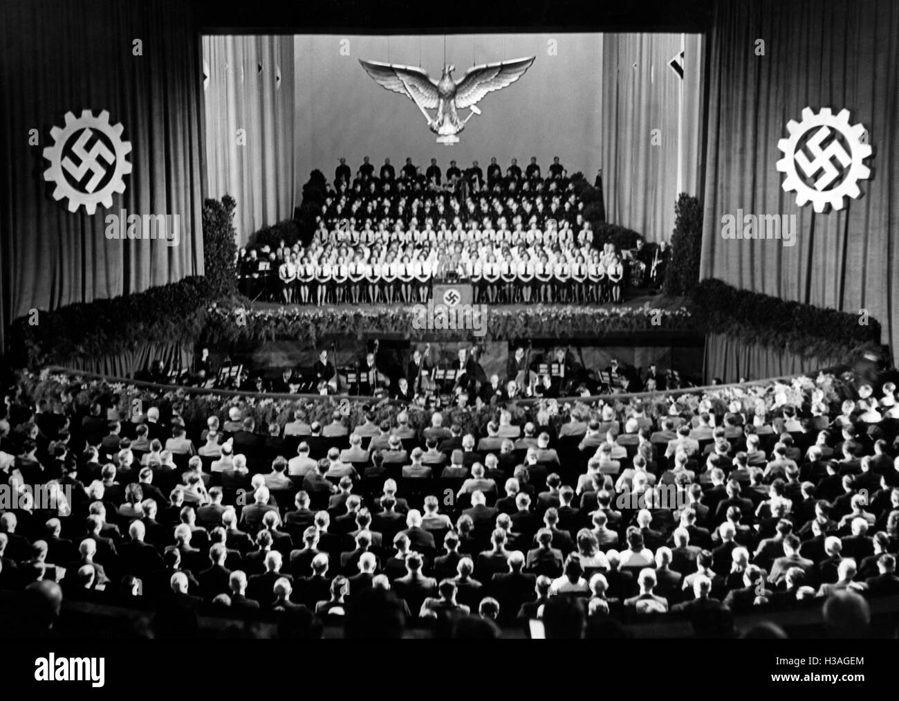 Artur Axmann at the opening of the Kriegsberufswettkampf (War Vocational Competition) of the German youth in Berlin's Kroll Stock Photo