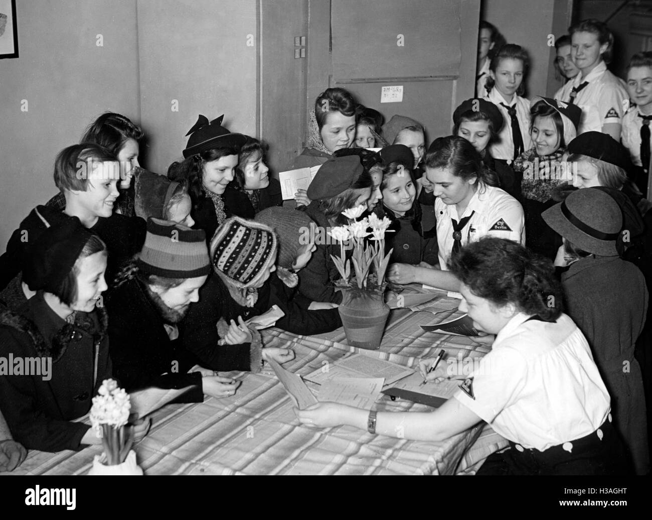 Enrollment In The BdM Berlin 1942 Stock Photo Alamy enrollment-in-the-bdm-berlin-1942-stock-photo-alamy