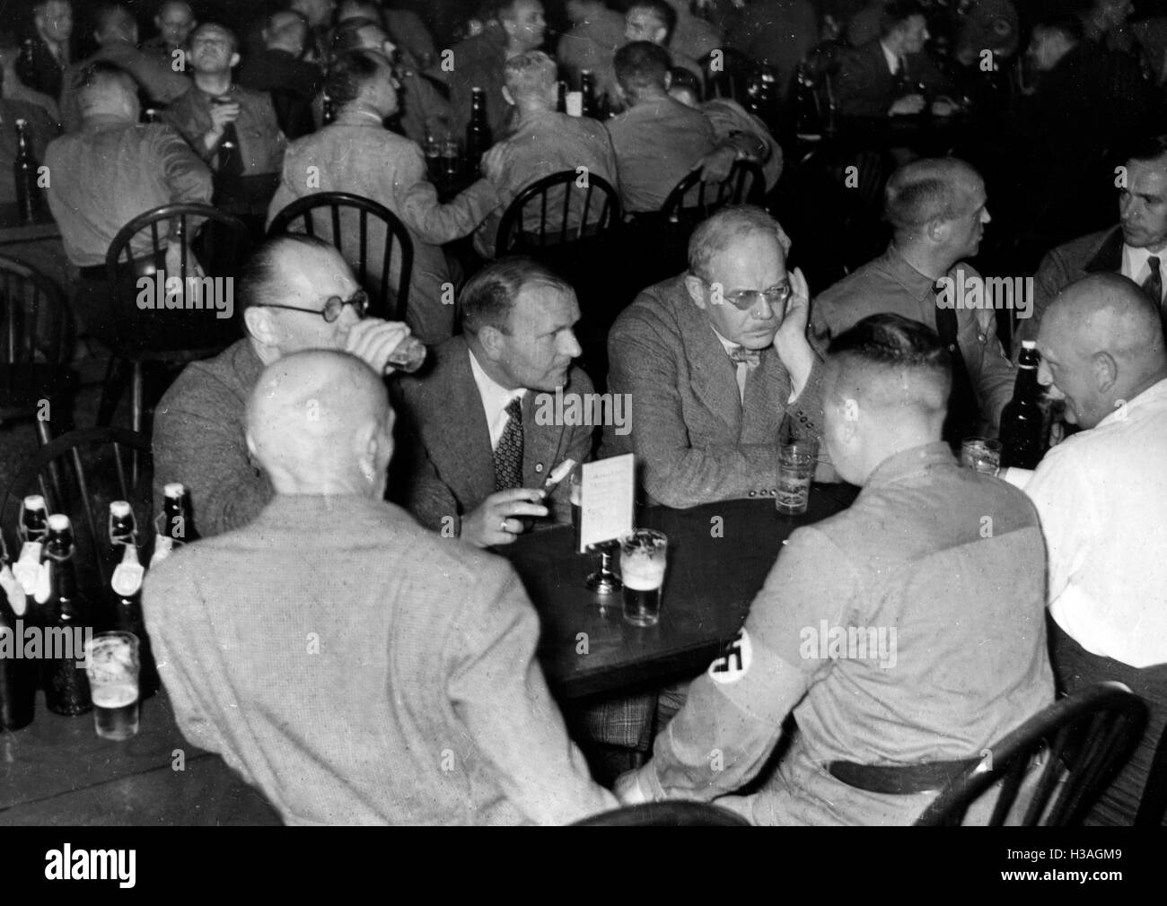 Carl Friedrich von Siemens at a DAF-training in Oberursel, 1937 Stock Photo