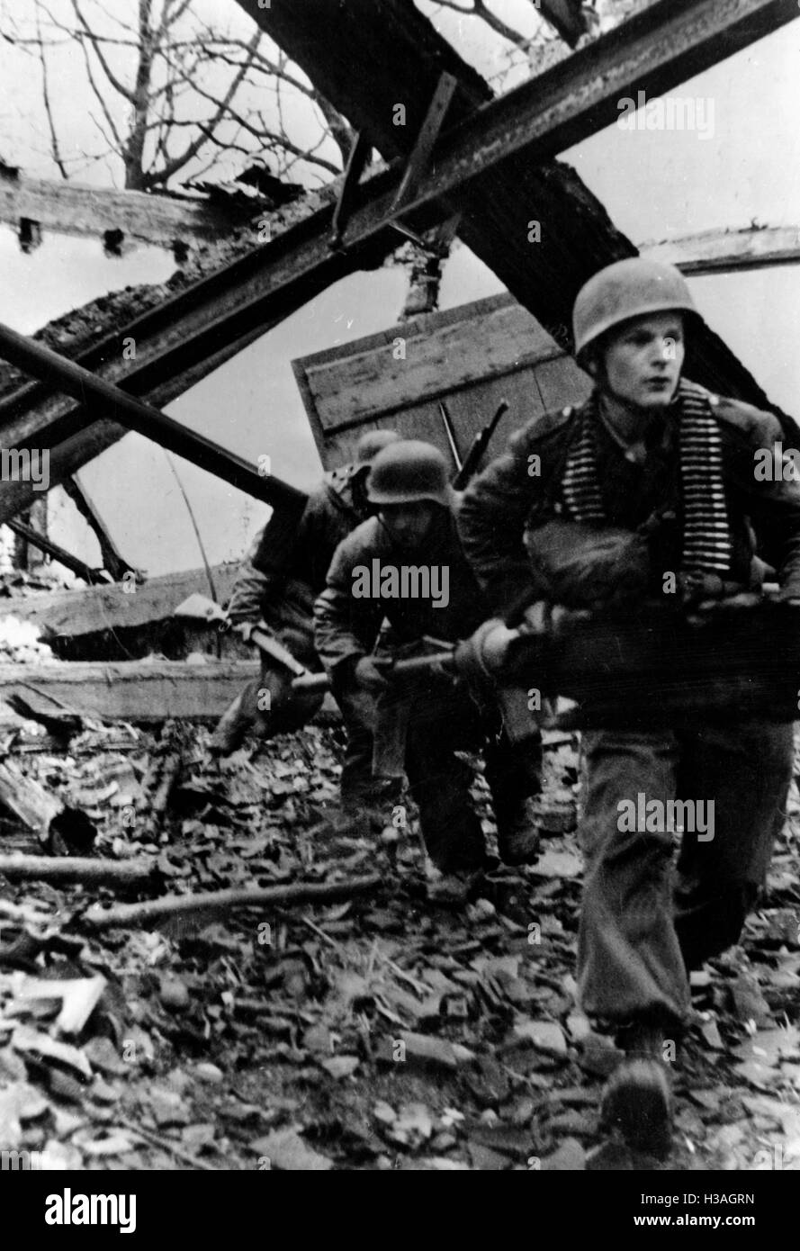 German paratroopers on the Western front, 1945 Stock Photo