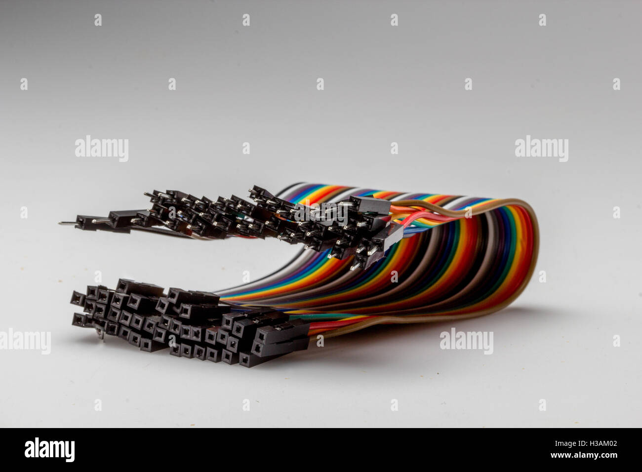 Operating a normal hobby servo motor (rated at 4.8V to 6V) from a 9V to