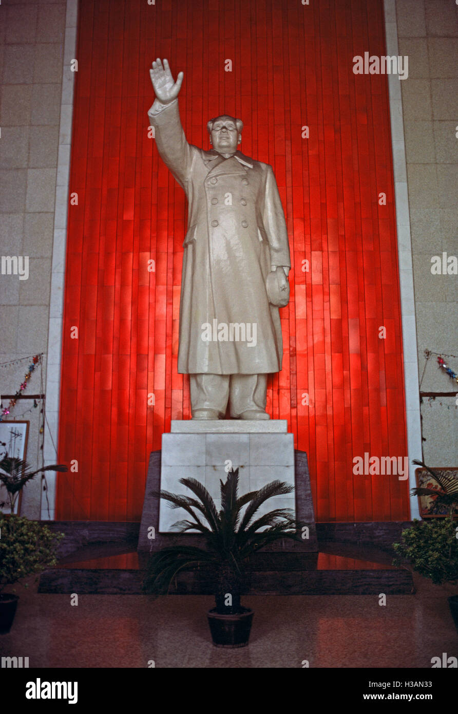 Statue of Mao Tse-Tung also known as Chairman Mao at entrance of Yangtze River Railway  Bridge, Nanjing, Jiangsu Province, China, 1980 Stock Photo