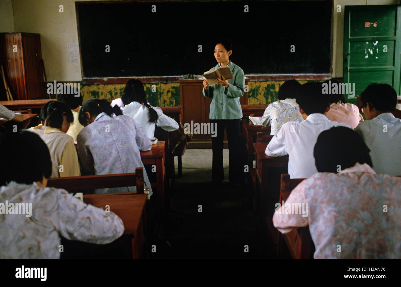 China middle school students teacher hi-res stock photography and ...