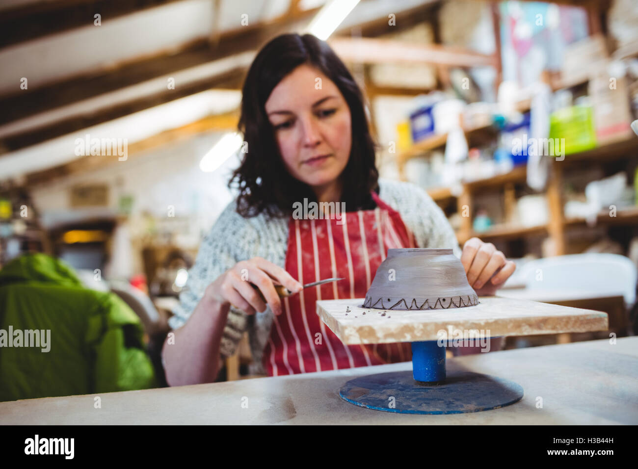 Woman working ceramics pottery workshop hi-res stock photography and ...