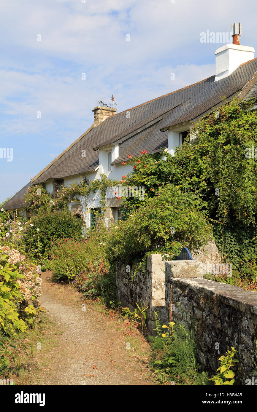 Narrow street with cottages in Le Trech, Ile Aux Moines, Morbihan, Brittany, France Stock Photo