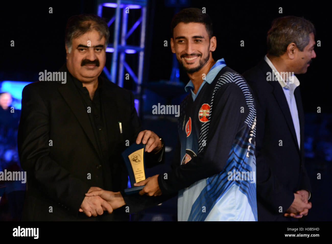 Quetta, Pakistan. August 30 2016. Chief minister Balochistan Nawab Sana Ullah Zehri giving shield to cricketer on his best perfo Stock Photo